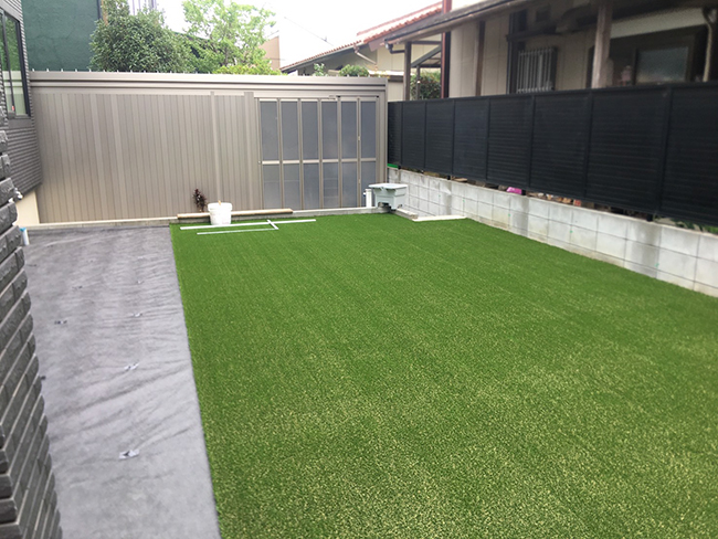 庭のリフォーム工事 人工芝張り