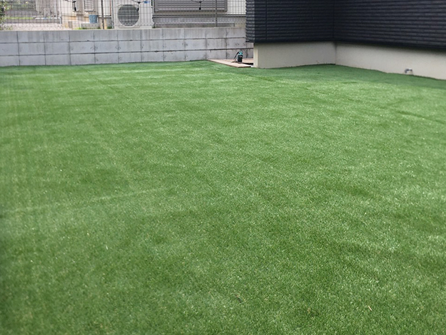 庭のリフォーム工事 人工芝張り